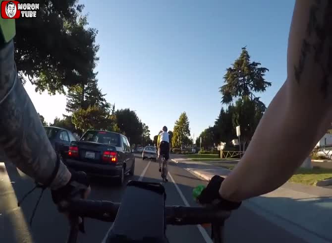 Video :A biker scolds a driver and collides with another rider
